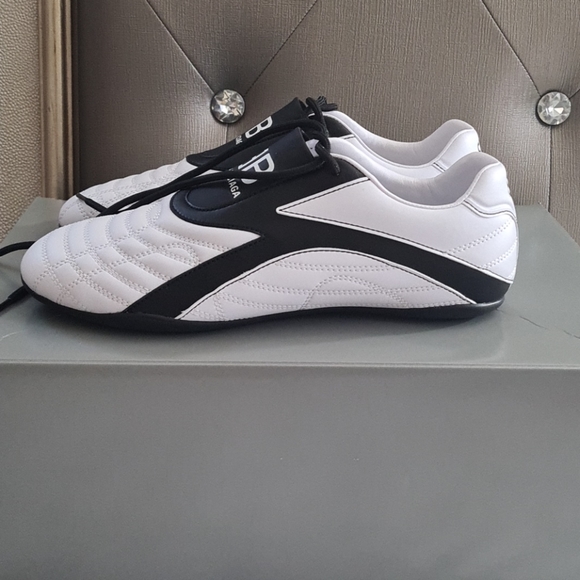 HOST PICK 🎉🎉🎉BALENCIAGAZen SNEAKERS - Picture 2 of 2
